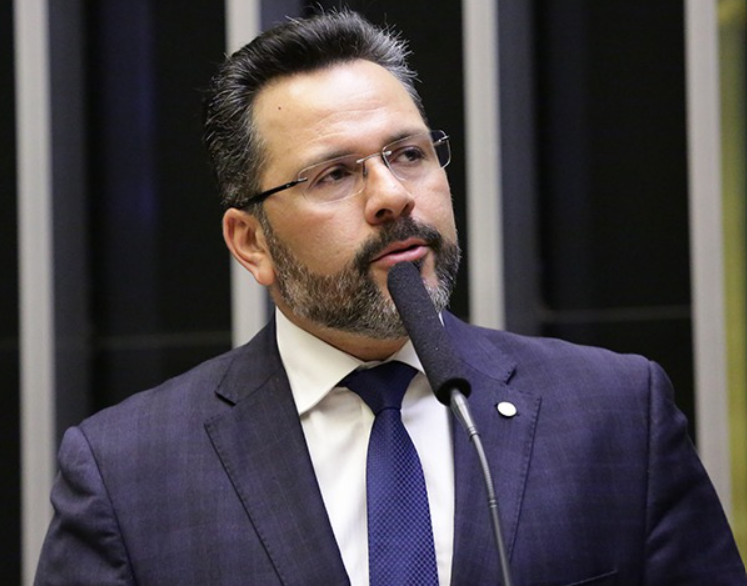 Senador Alan Rick se mobiliza para resolver pendências na revalidação de diplomas médicos, buscando apoio junto ao INEP para candidatos afetados por dificuldades nas universidades/Foto: Reprodução