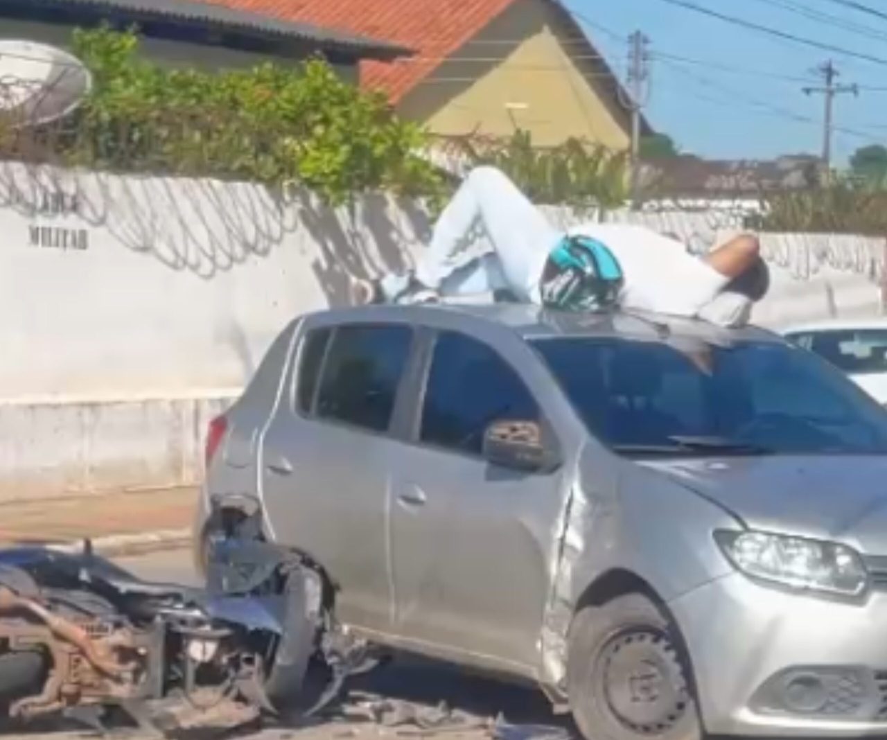 motociclista-e-lancado-sobre-teto-de-carro-apos-acidente-em-avenida-de-rio-branco;-video