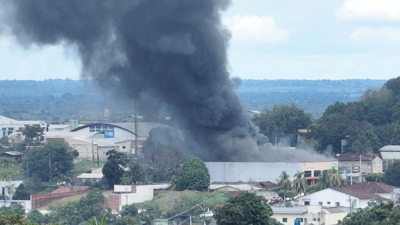 imagens-aereas-mostram-proporcao-de-incendio-que-destruiu-concessionaria-e-comercio