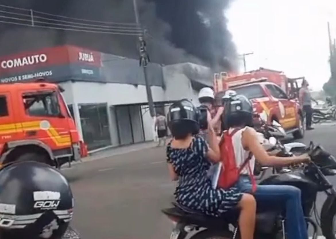 bombeiro-e-morador-sao-hospitalizados-apos-incendio-no-jurua;-outros-10-inalaram-fumaca