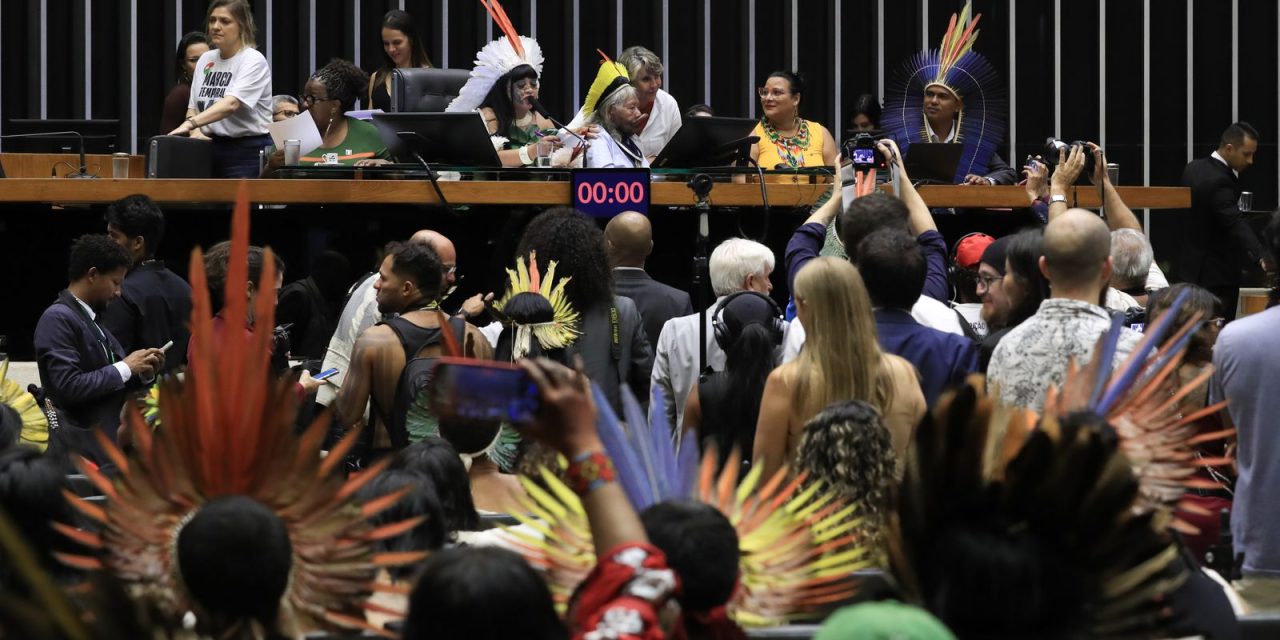 indigenas-lotam-plenario-da-camara-em-sessao-que-exalta-mobilizacao