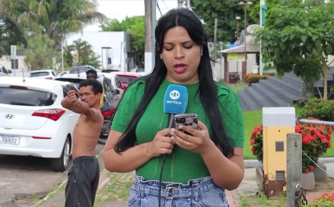 no-acre,-homem-em-situacao-de-rua-quase-atinge-reporter-com-pedrada-durante-transmissao-ao-vivo