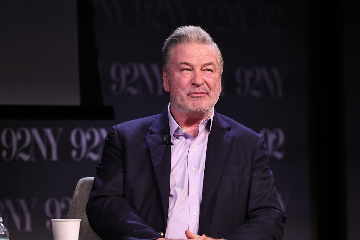 alec-baldwin:-serie-mostra-como-tiro-em-set-impactou-familia-do-ator