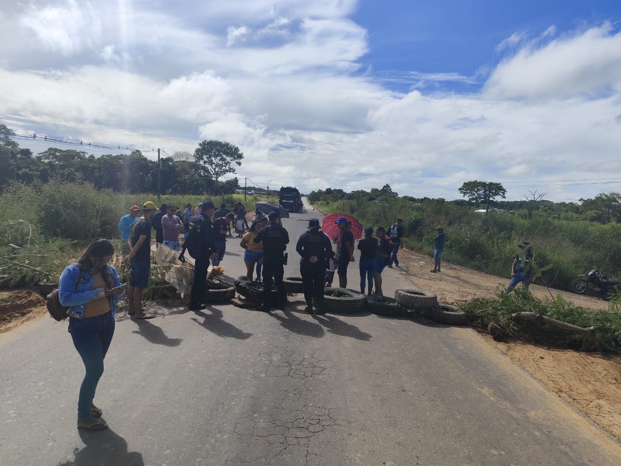 moradores-desbloqueiam-trecho-da-br-364-apos-manifestacao-e-protestos;-prf-foi-ao-local
