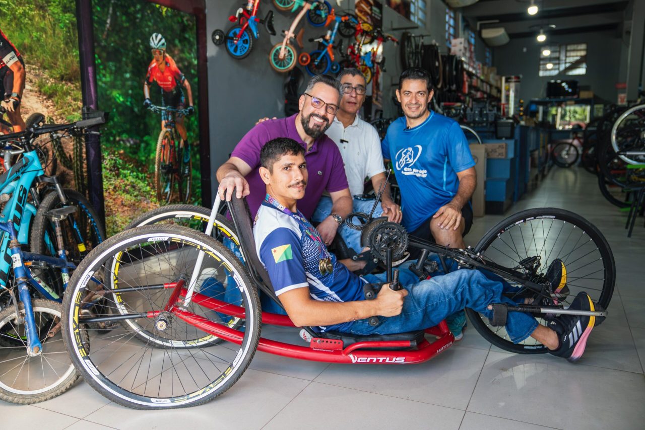 paratleta-acreano-ganha-bicicleta-adaptada-e-realiza-sonho-com-apoio-de-alan-rick