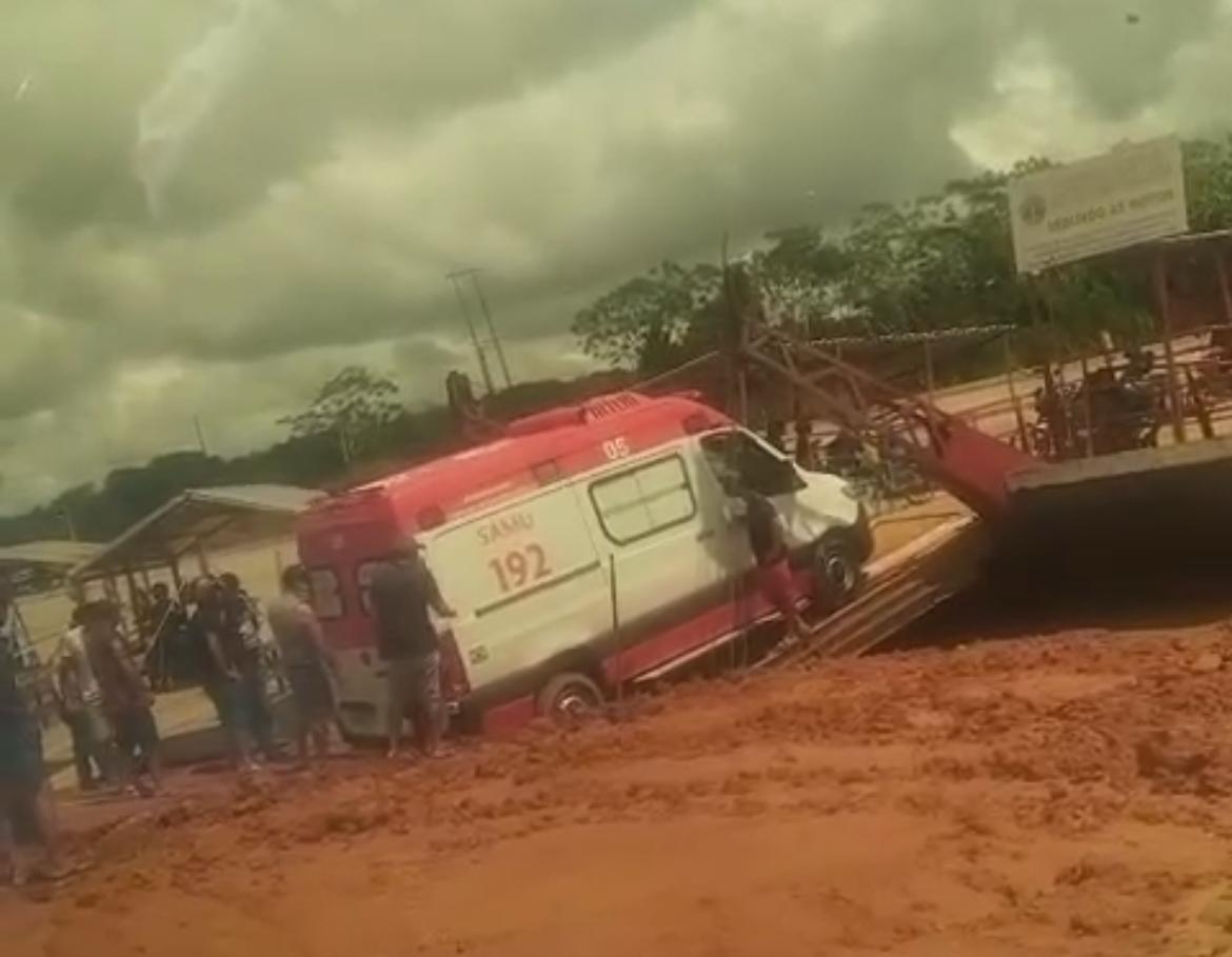 video:-ambulancia-do-samu-atola-ao-tentar-entrar-em-balsa-durante-travessia-no-interior-do-acre
