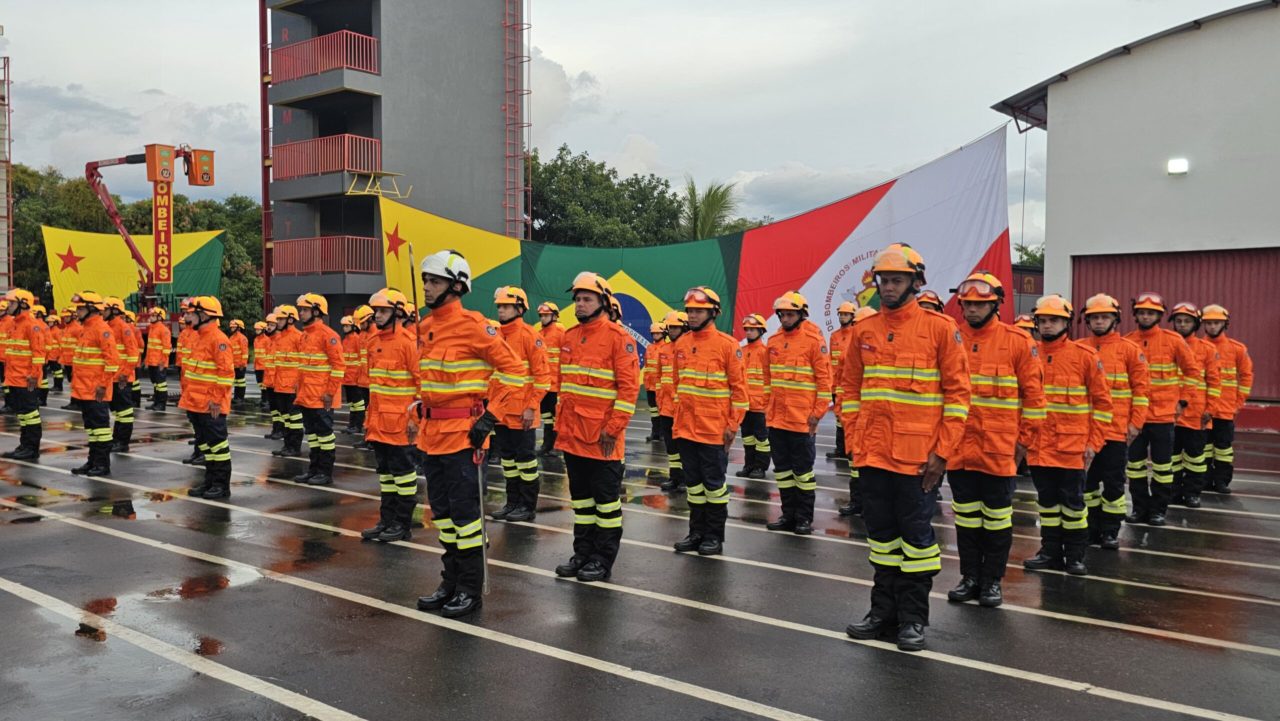 com-investimento-de-r$-7,5-milhoes,-gladson-entrega-veiculos-e-uniformes-ao-corpo-de-bombeiros