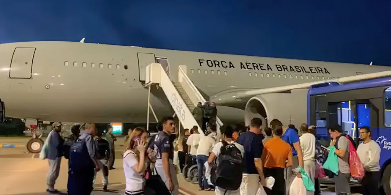 aviao-com-96-brasileiros-deportados-dos-eua-chega-ao-brasil