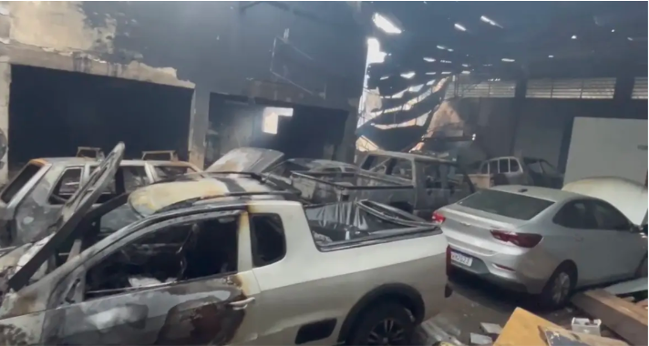incendio-em-oficina-de-cruzeiro-do-sul-destroi-8-veiculos-e-causa-prejuizo-de-mais-de-r$-1-milhao