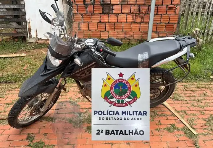 monitorado-e-preso-com-moto-roubada-e-arma-de-fogo-no-segundo-distrito-de-rio-branco