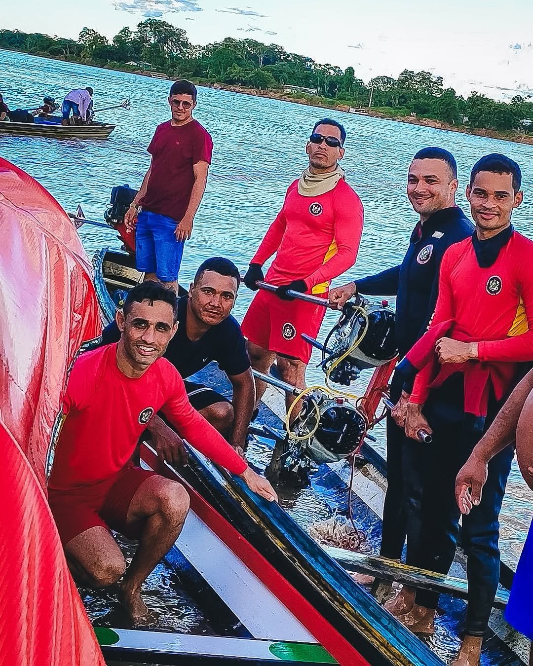 bombeiros-resgatam-embarcacao-e-dois-motores-que-submergiram-no-rio-jurua