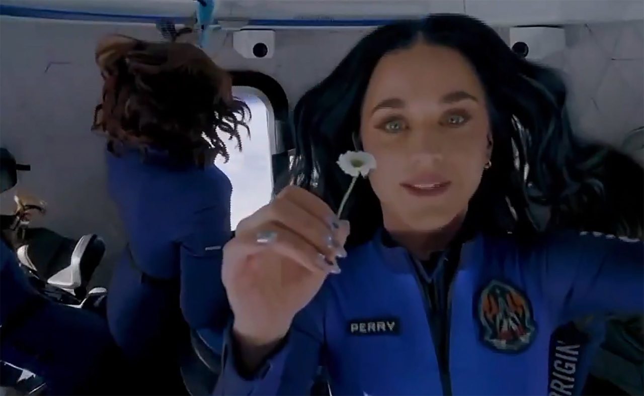 blue-origin-divulga-imagens-de-katy-perry-e-companheiras-de-missao-no-espaco
