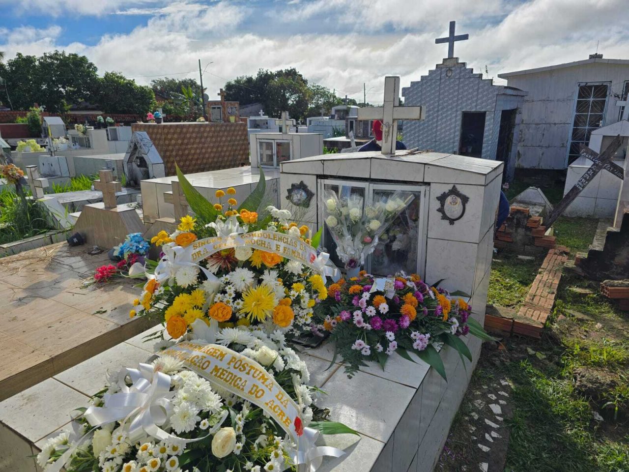 cardiologista-carlos-ferreira-e-sepultado-em-xapuri-em-clima-de-emocao-e-despedidas