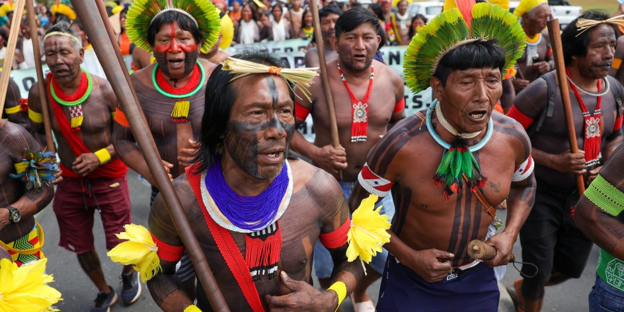 pm-e-indigenas-entram-em-confronto-em-area-nobre-de-brasilia
