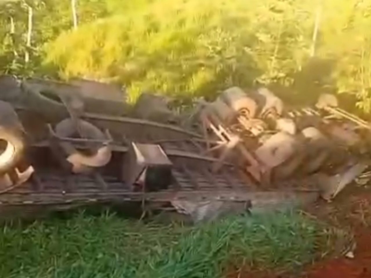 motorista-morre-apos-caminhao-capotar-na-br-364;-corpo-ficou-preso-as-ferragens