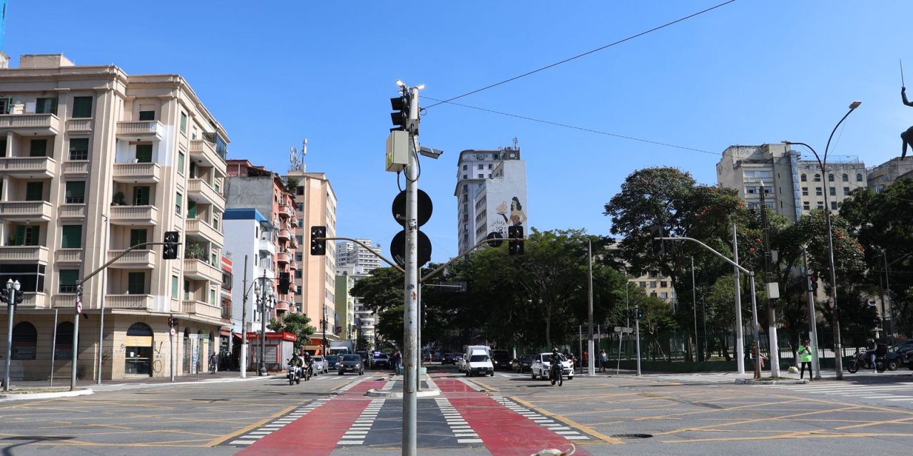 cai-a-metade-proporcao-de-brasileiros-que-vivem-em-ruas-sem-calcada