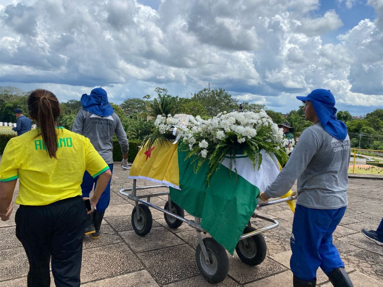 adeus:-corpo-de-toniquim-chega-ao-cemiterio-no-caminhao-do-corpo-de-bombeiros;-video