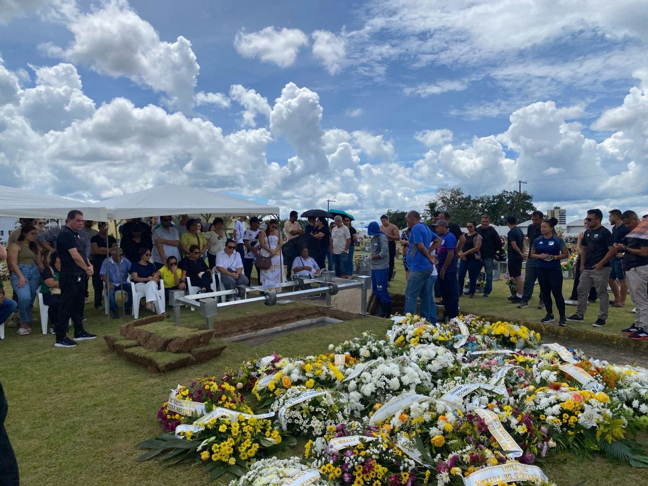 com-homenagens-e-forte-comocao,-antonio-aquino-lopes-e-sepultado-em-rio-branco;-veja