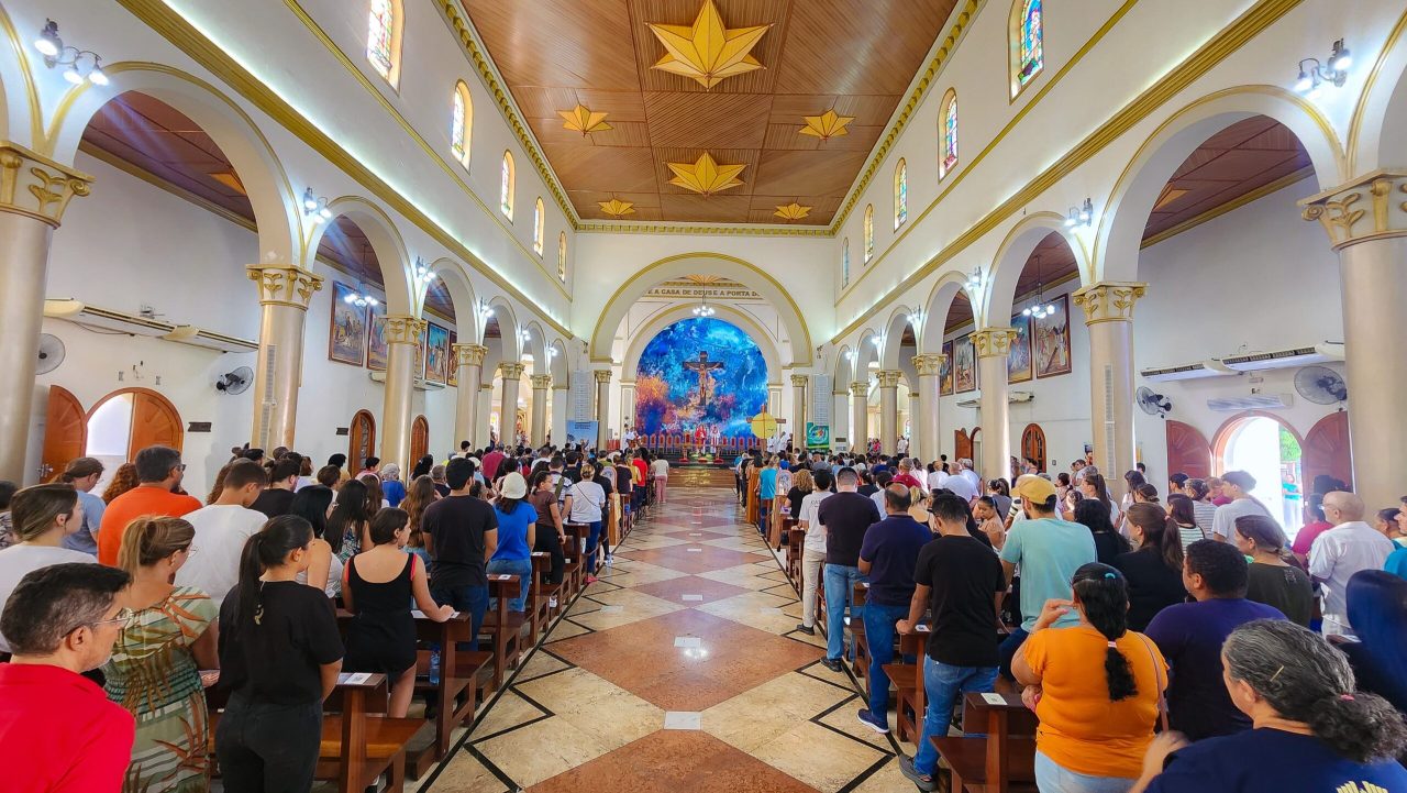 paixao-do-senhor-reune-fieis-de-todas-as-idades-na-catedral-nossa-senhora-de-nazare;-confira