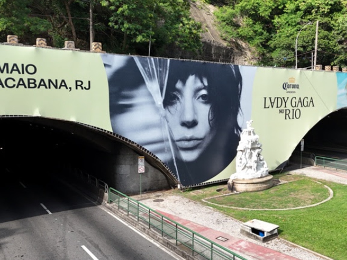 mega-painel-de-lady-gaga-e-instalado-em-tunel-no-rio-de-janeiro