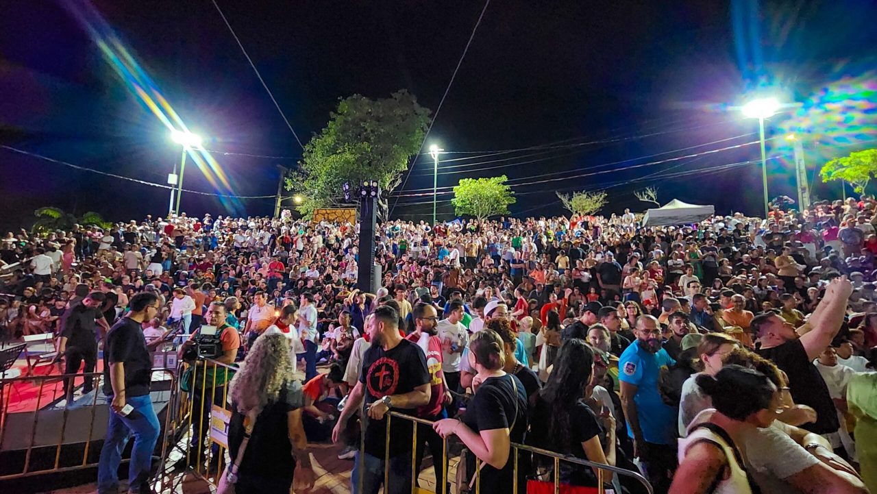 populacao-se-aglomera-na-concha-acustica-para-assistir-a-paixao-de-cristo-em-rio-branco