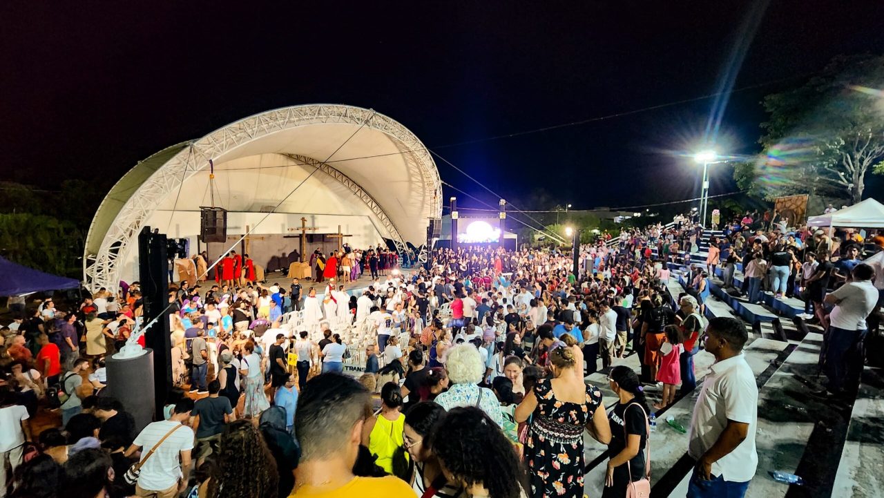 paixao-de-cristo-arrasta-aproximadamente-15-mil-pessoas-para-a-concha-acustica;-veja-as-fotos