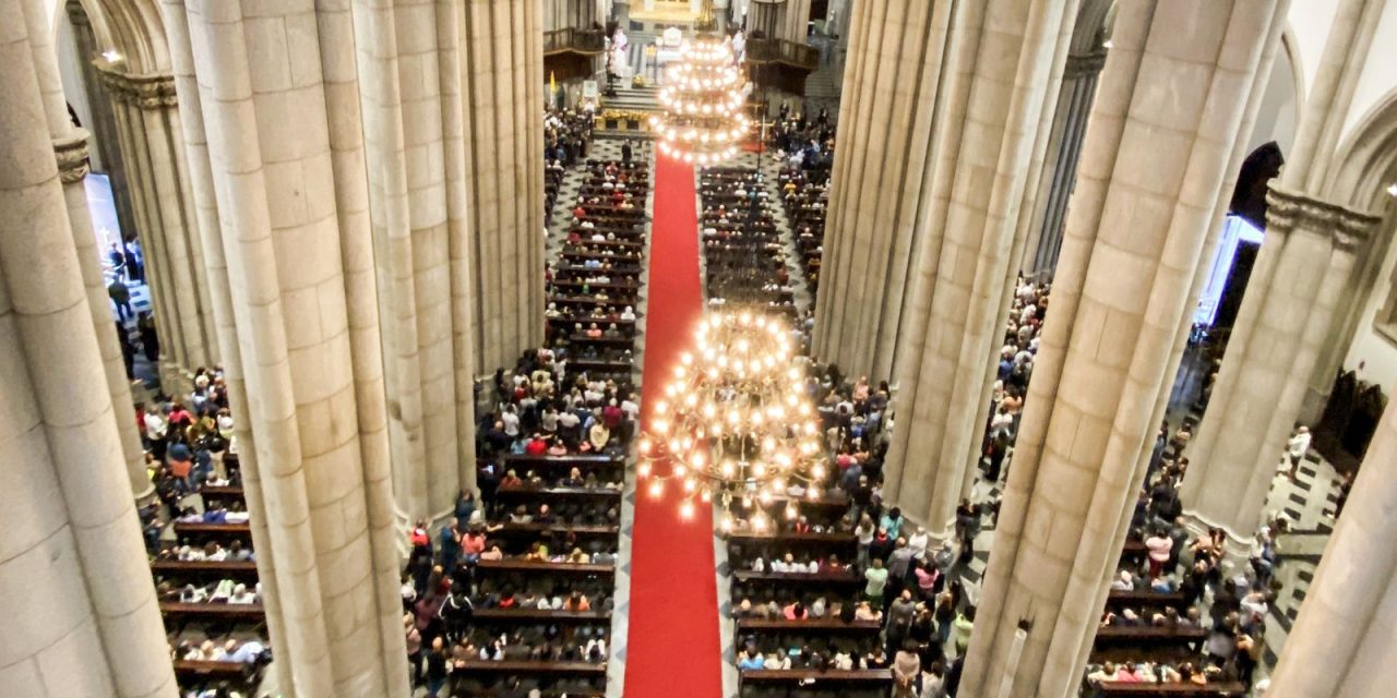 fieis-lotam catedral-da-se-em-missa-para-homenagear-papa-francisco