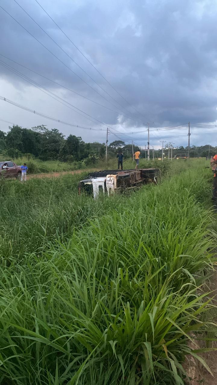 caminhao-boiadeiro-tomba-na-via-verde-e-animais-ficam-presos-nas-ferragens