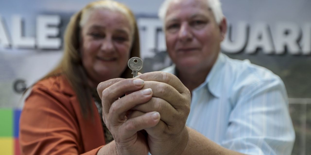 um-ano-apos-enchentes,-gauchos-celebram-conquista-de-novas-casas