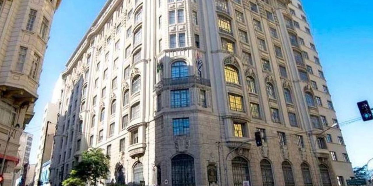 faculdade-paulista-expulsa-12-alunos-por-faixa-em-alusao-a-estupro