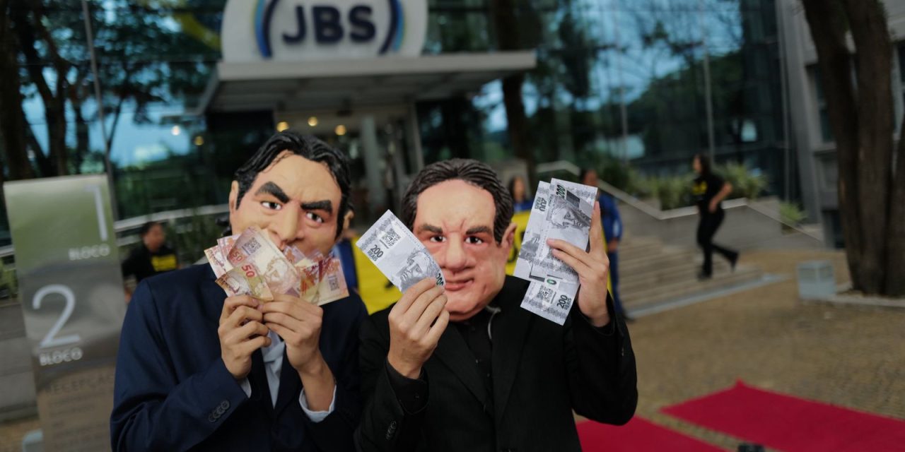 ativistas-do-greenpeace-sao-detidos-apos-protesto-na-sede-da-jbs