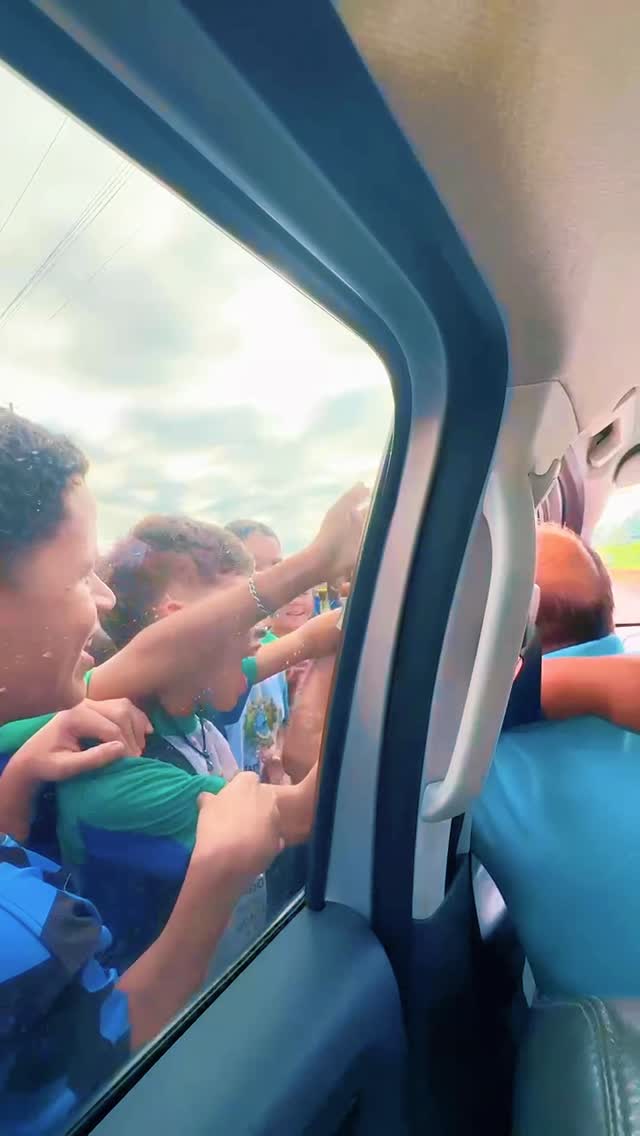 bocalom-e-ovacionado-por-criancas-ao-parar-carro-em-frente-a-escola-publica;-assista