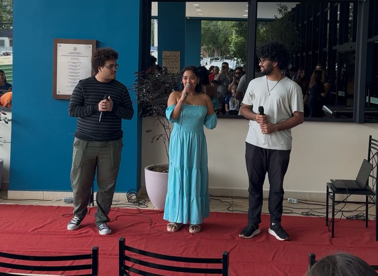 estudantes-emocionam-publico-ao-cantarem-sucesso-de-caetano-veloso-na-entrada-da-aleac;-video