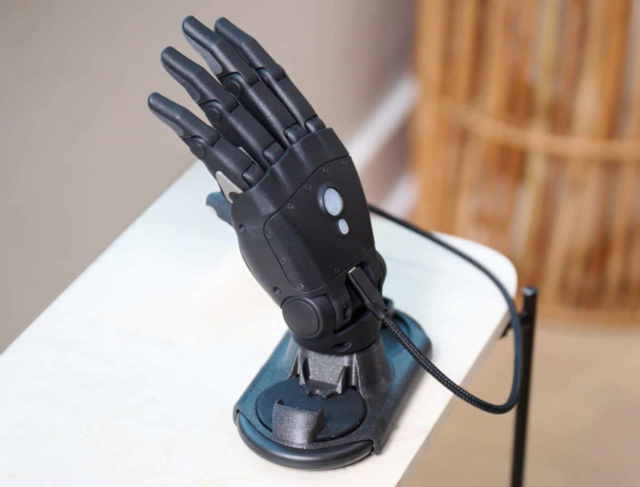 braco-bionico-sem-fio-tem-mao-removivel-que-‘anda’-sozinha