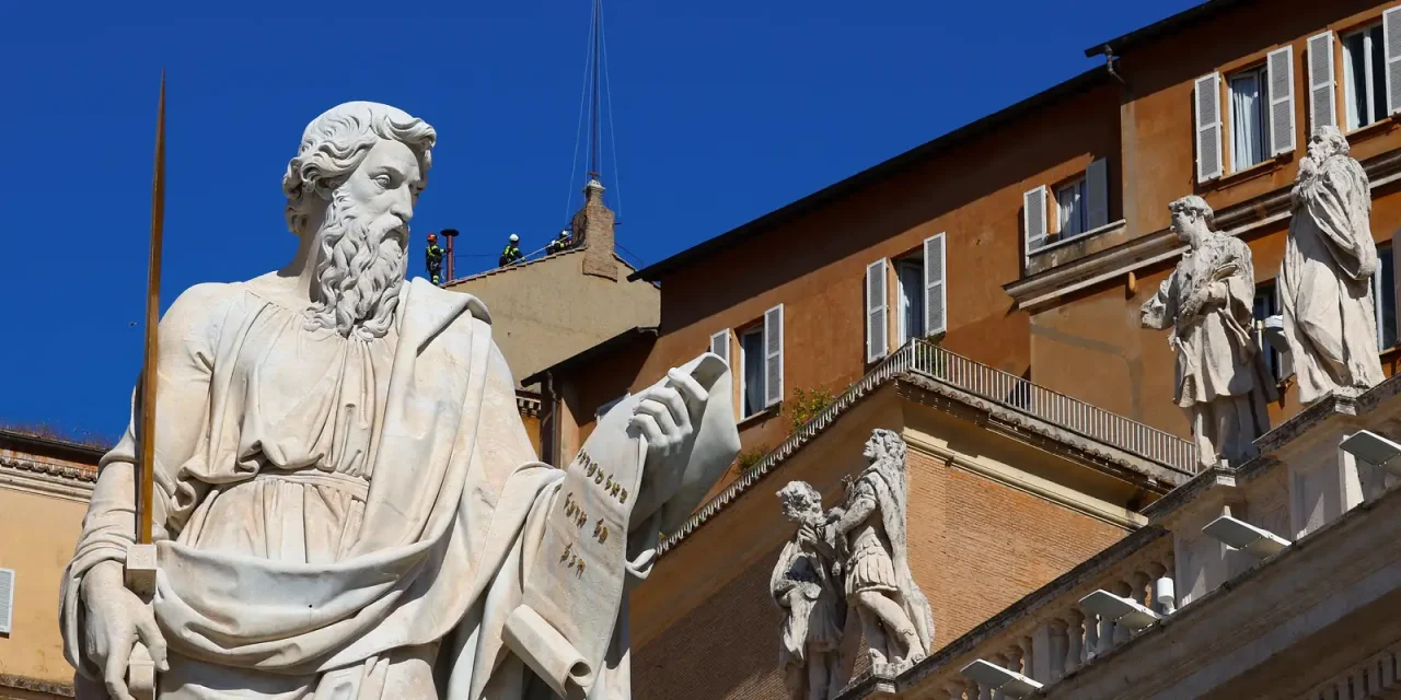 instalada-na-capela-sistina-chamine-que-anunciara-o-novo-papa