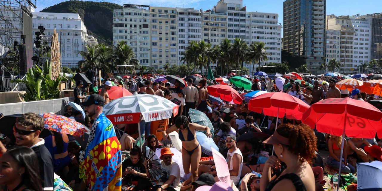fas-de-lady-gaga-acampam-nas-areias-de-copacabana-para-ver-show