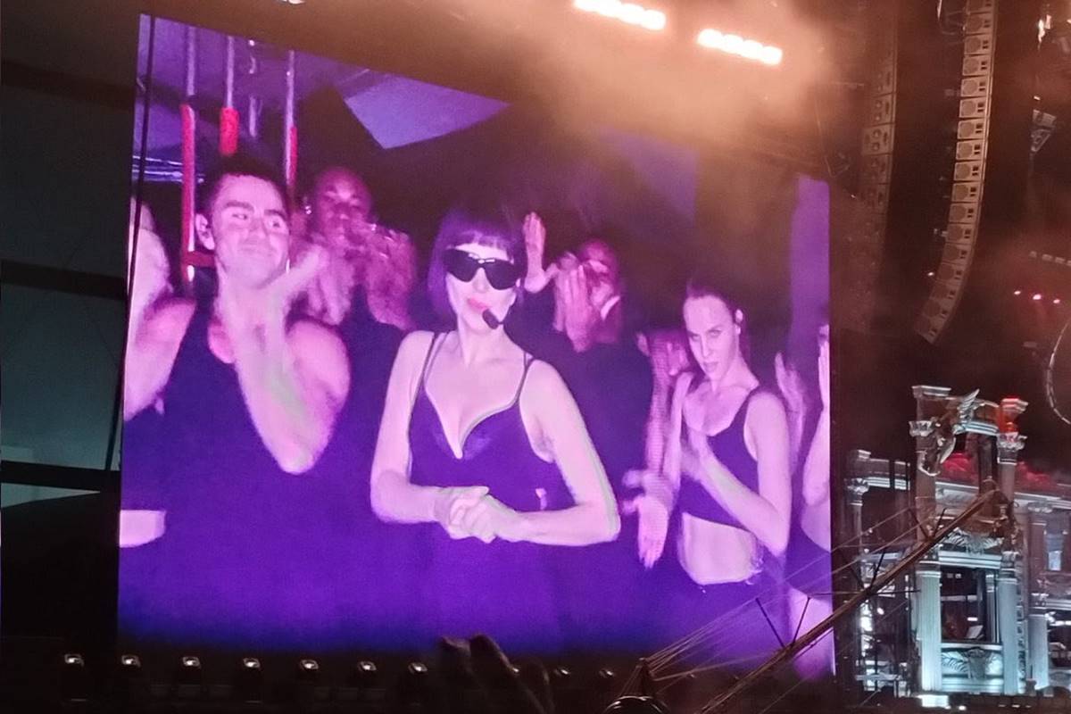 lady-gaga-se-emociona-ao-subir-em-palco-montado-em-copacabana