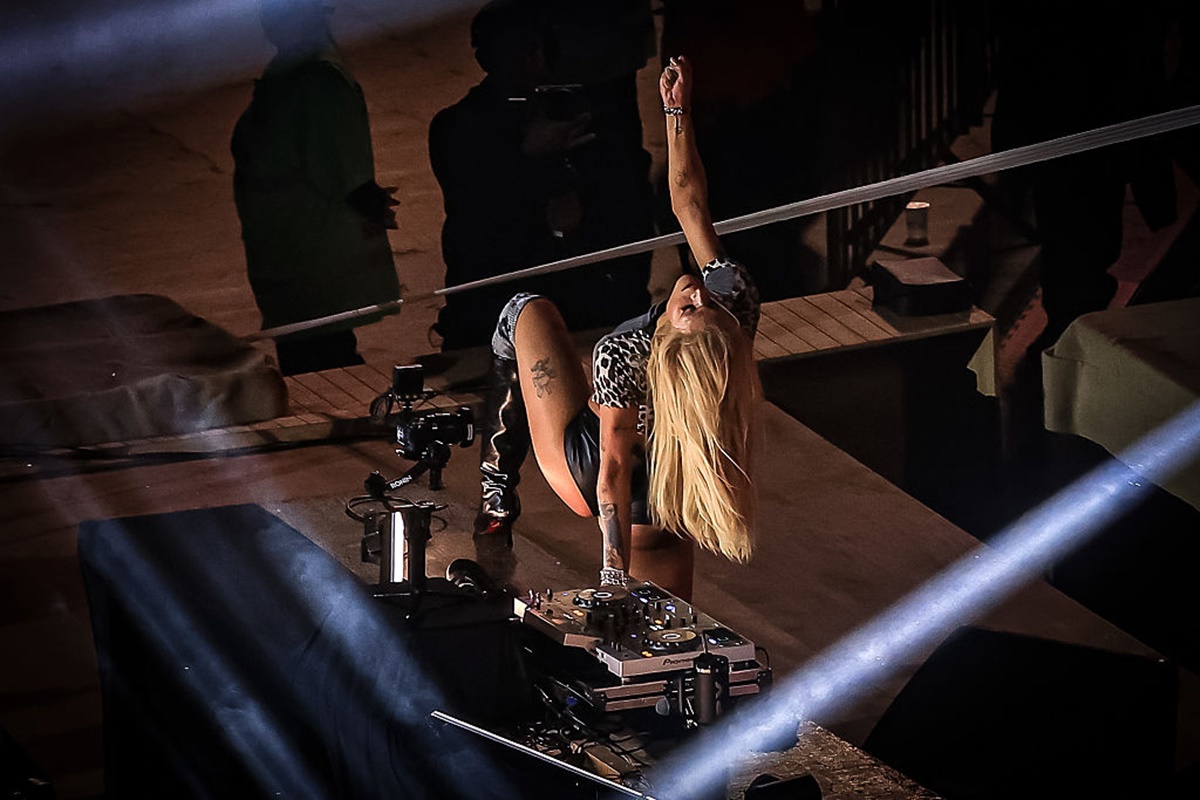 pabllo-vittar-abre-show-de-lady-gaga-em-copacabana:-veja-videos