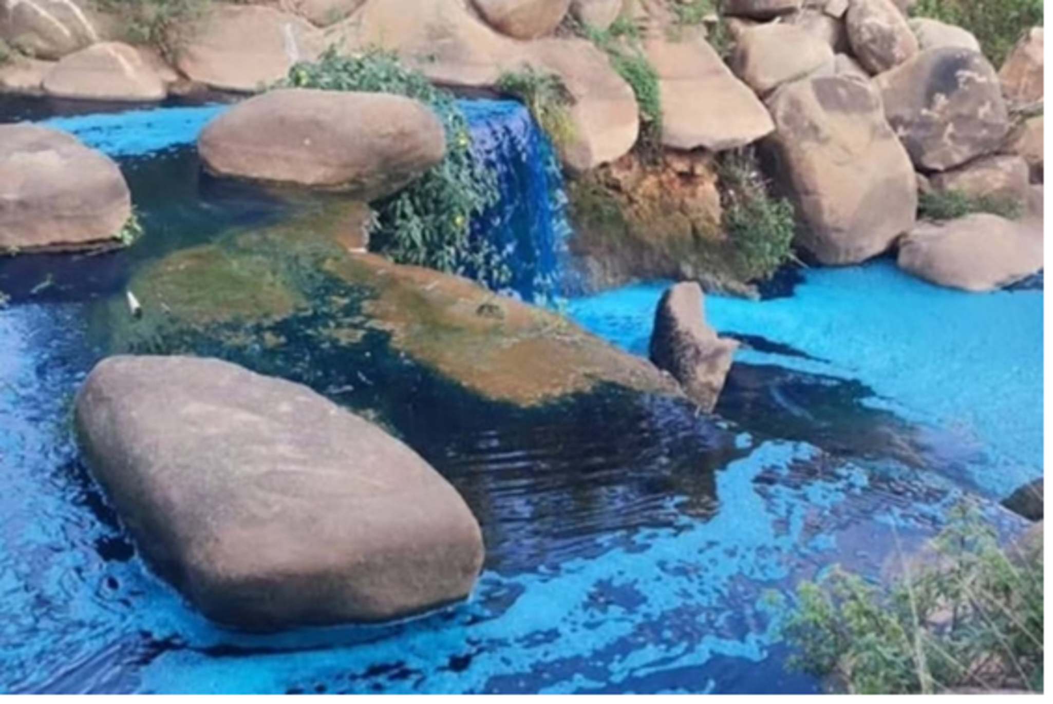 tudo-azul:-vazamento-de-corante-atinge-agua-de-corrego-em-sp