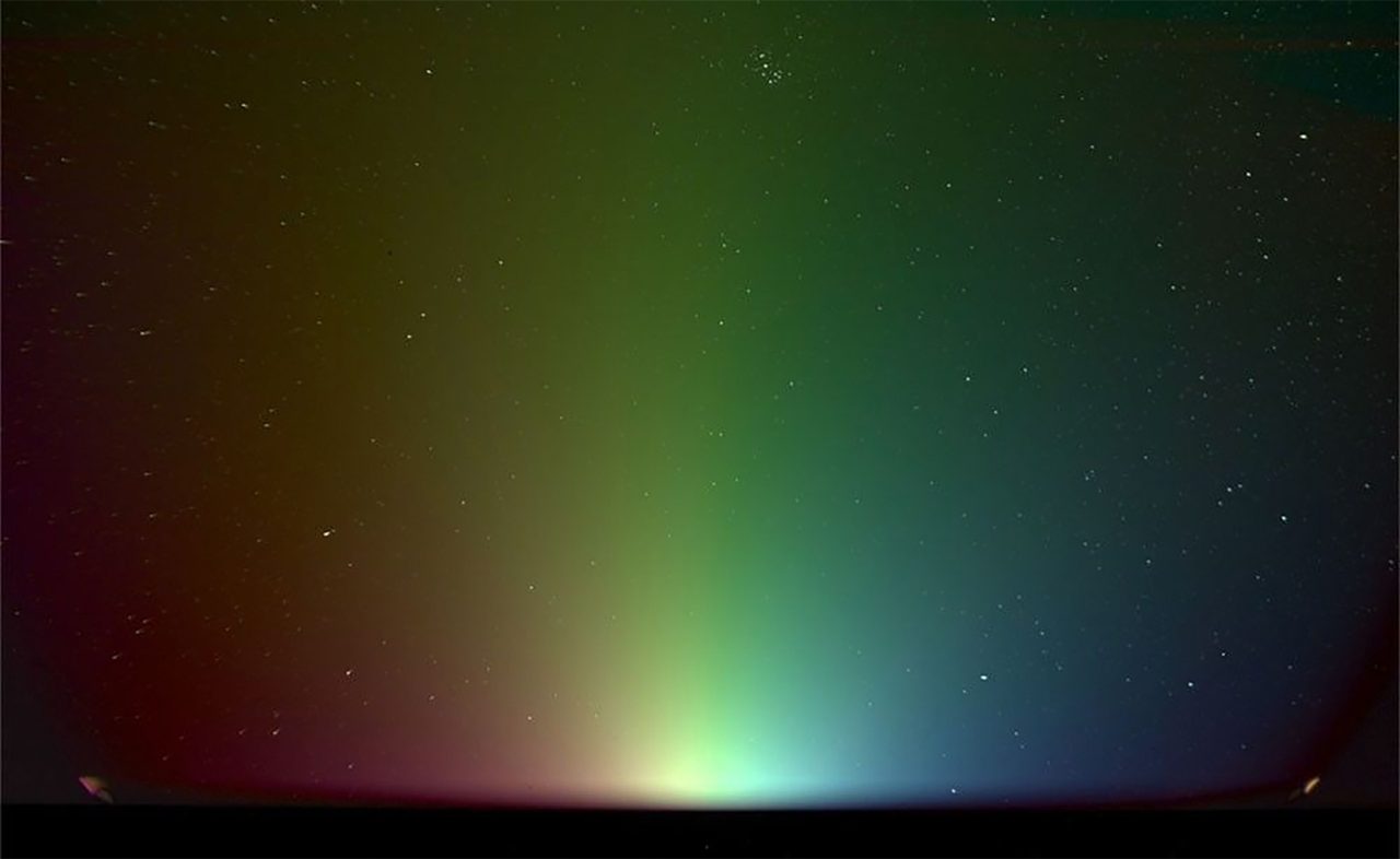 missao-da-nasa-registra-um-“arco-iris”-na-luz-zodiacal