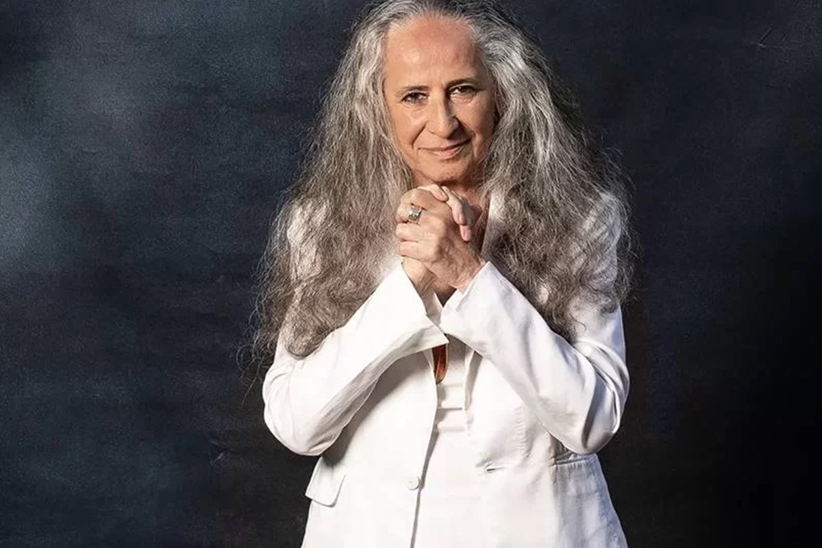 maria-bethania-se-emociona-com-homenagens-em-peca-de-renata-sorrah