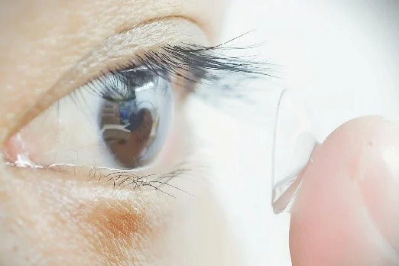 estas-lentes-de-contato-permitem-enxergar-luz-infravermelha-ate-de-olhos-fechados