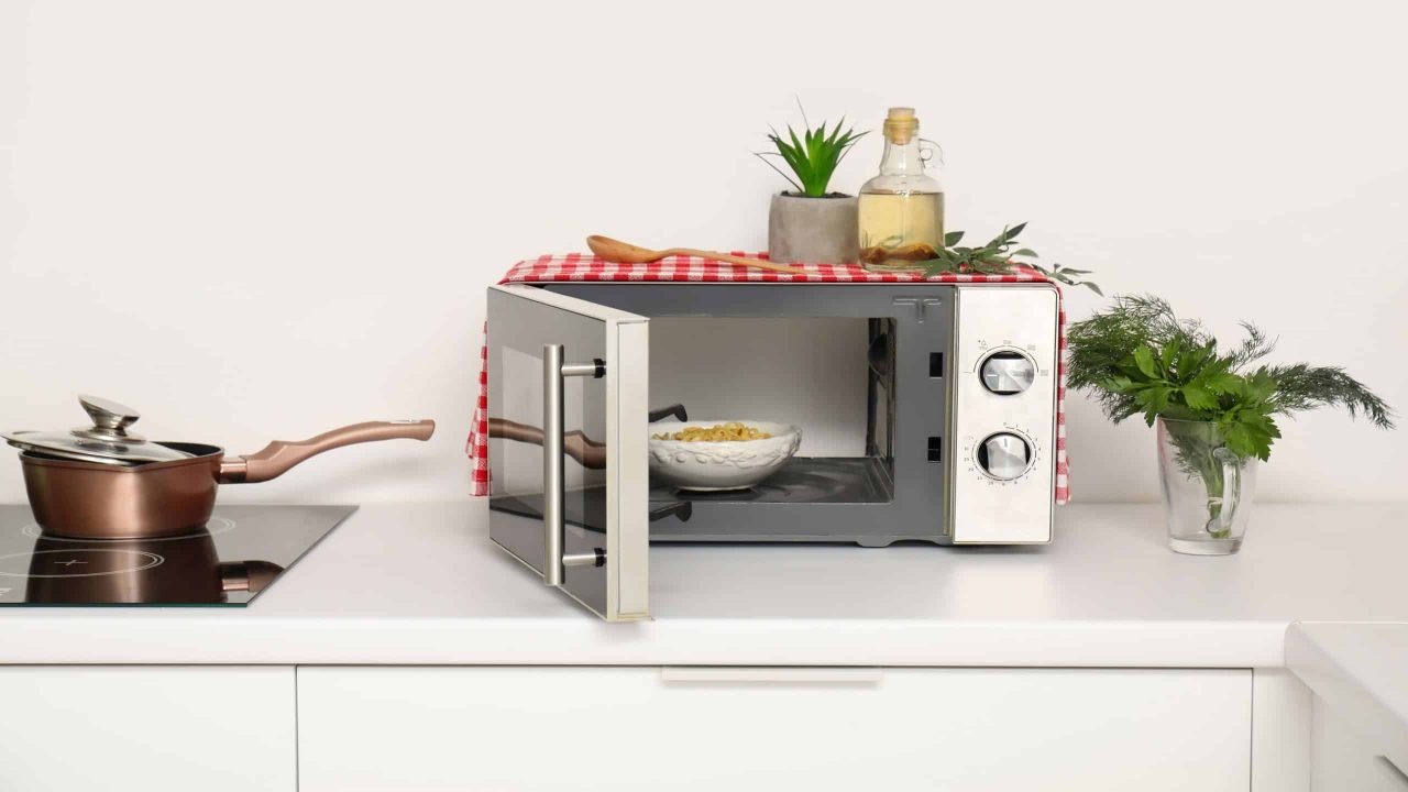 10-alimentos-que-voce-jamais-deveria-colocar-no-micro-ondas