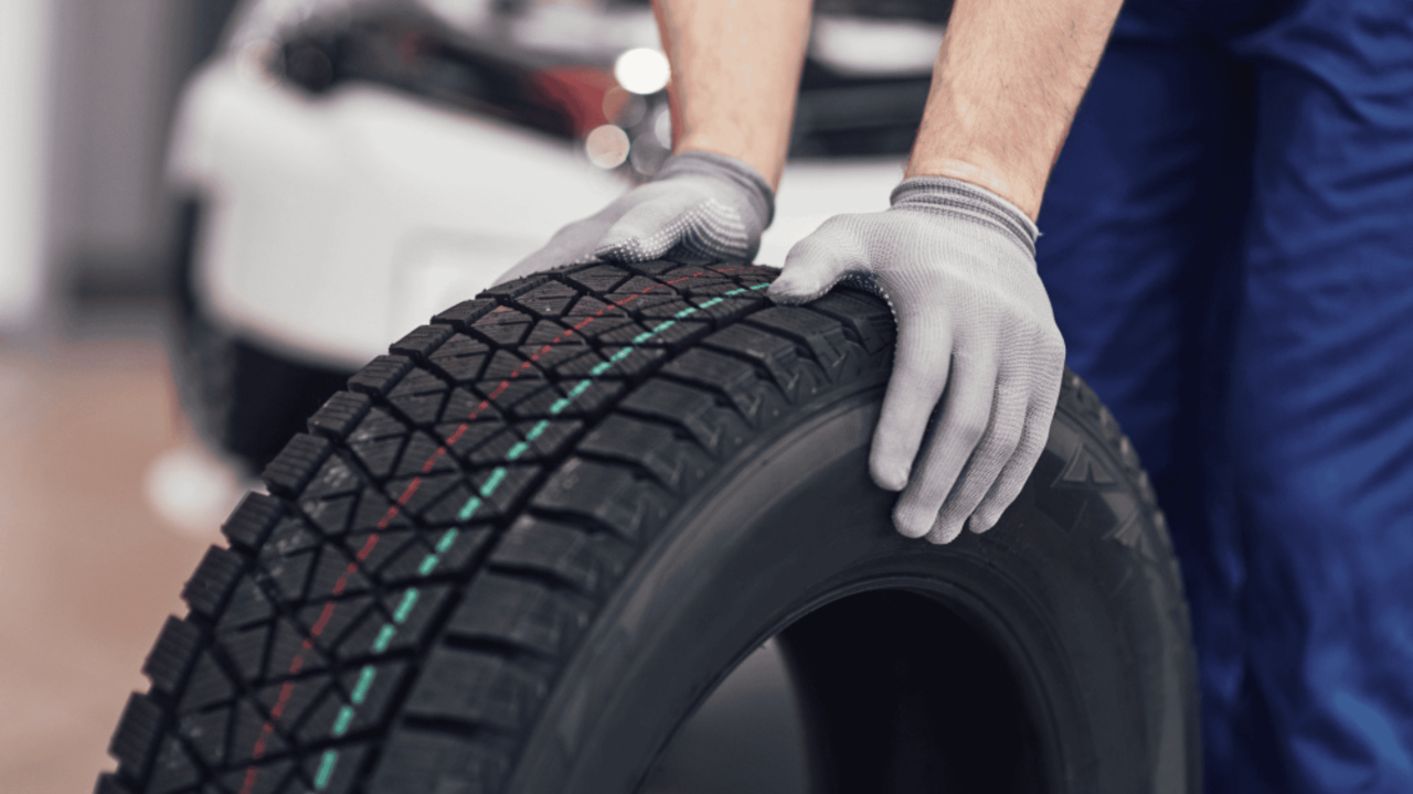 por-que-os-pneus-de-carro-sao-pretos-se-a-borracha-e-branca?