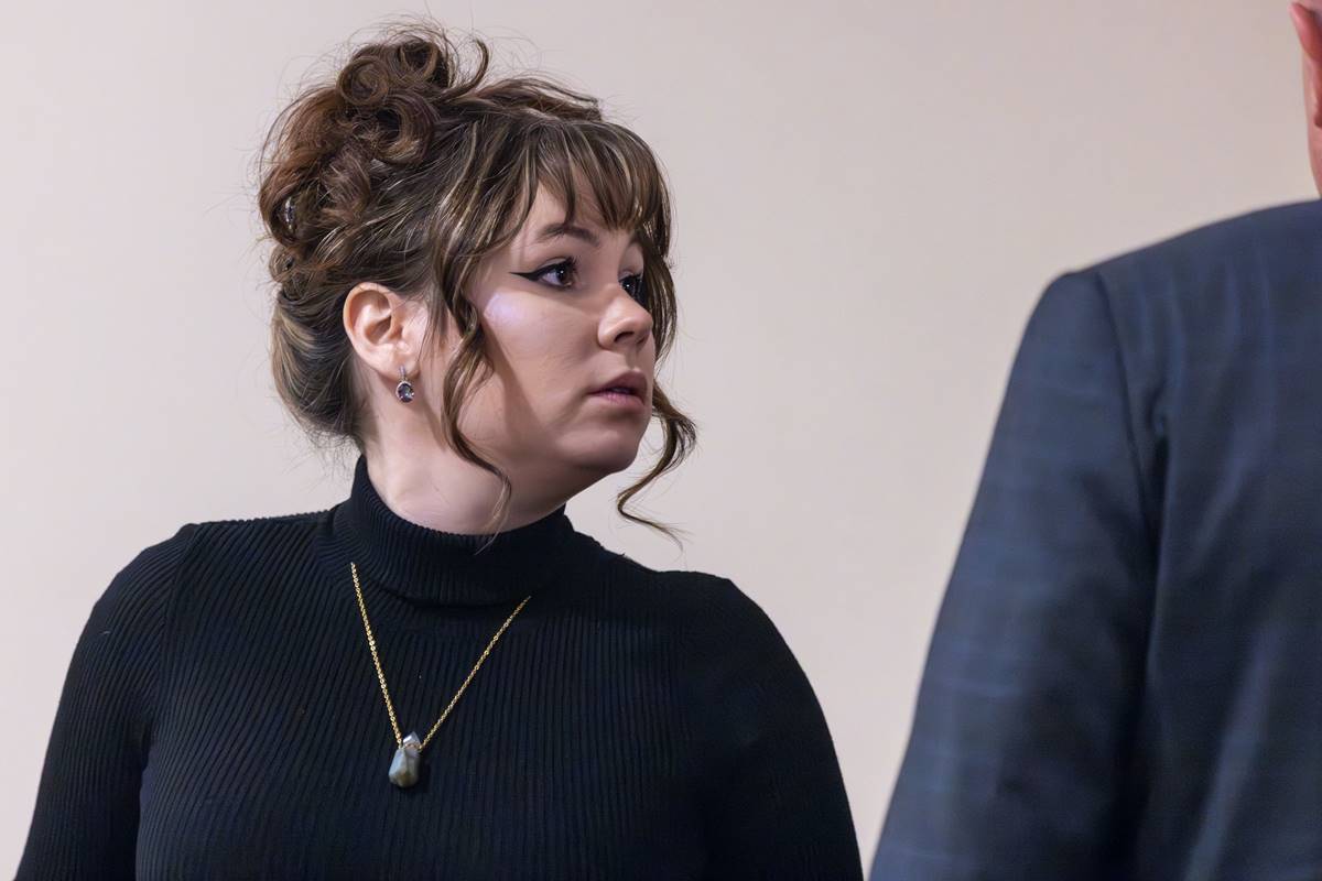 armeira-condenada-por-morte-no-set-do-filme-rust-deixa-a-prisao