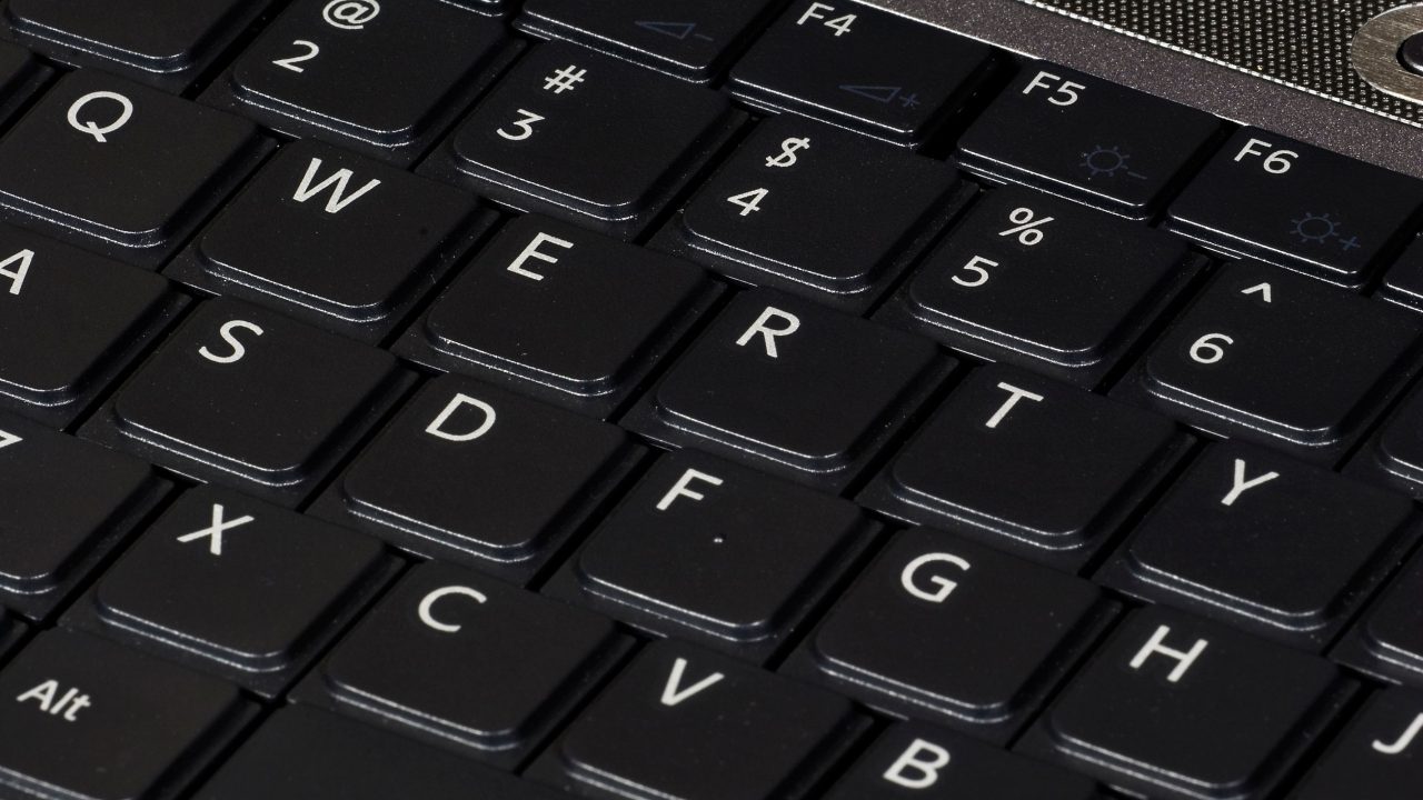 por-que-os-teclados-nao-seguem-a-ordem-alfabetica?-descubra-o-motivo