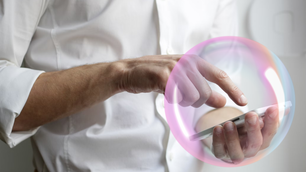 como-e-por-que-os-algoritmos-nos-fazem-entrar-numa-bolha-na-internet?