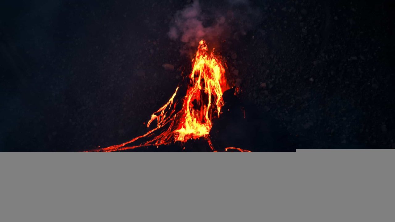 vulcao-entra-em-erupcao-e-lava-jorra-a-mais-de-300-metros-de-altura