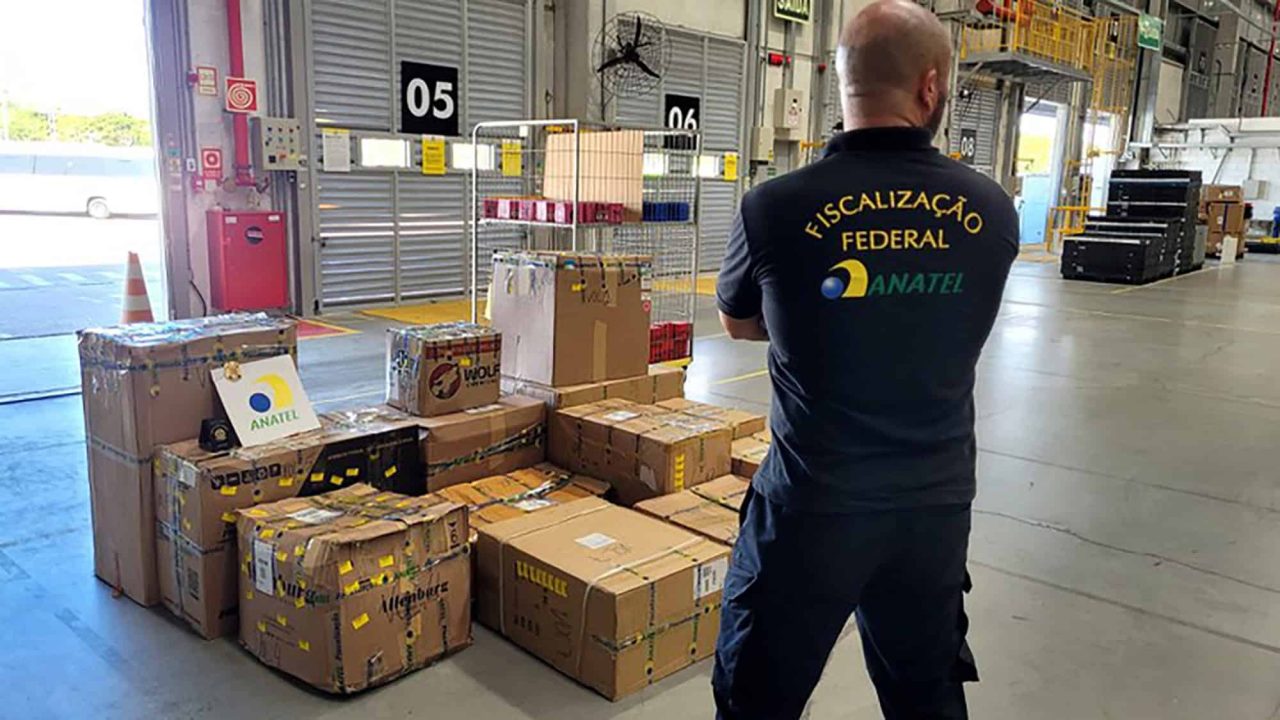 anatel-fiscaliza-depositos-da-amazon,-shopee-e-mercado-livre-pelo-segundo-dia