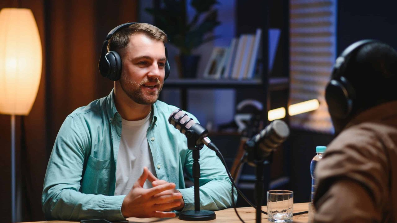 o-que-e-podcast?-entenda-como-funciona-o-formato-e-por-que-faz-tanto-sucesso